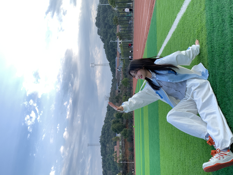1686626973198043375.jpg 余诗洋 生活照.jpg